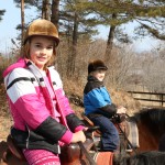 乗馬を楽しむ子供